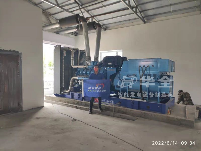 華全集團(tuán)工作人員調(diào)試礦山用2400千瓦高壓并機(jī)發(fā)電機(jī)組